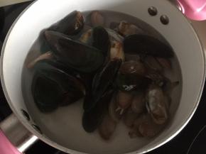 锅里煮开水后放入贝类煮开口