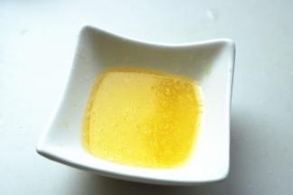 黄油用微波炉加热30秒融化。