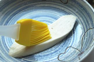 用刷子把黄油薄薄的刷在杏鲍菇表面。