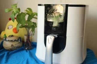 合上炸锅。炸锅设置200度，烤10到15分钟。根据厚度调整。