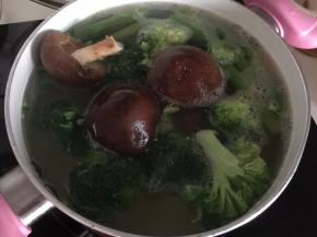 加入香菇和西兰花