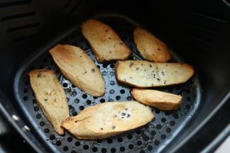 杏鲍菇烤好了，边缘微黄。