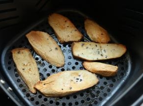 杏鲍菇烤好了，边缘微黄。