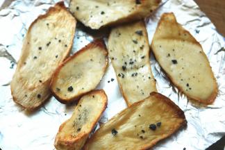 趁热撒上海盐，看着很鲜嫩多汁，事实上吃起来也是如此。