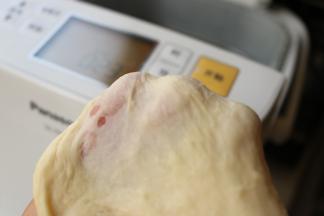 也能拉出膜来，虽然不够坚韧，但是做披萨完全够了。