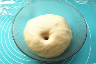 放入容器，发酵至大约2倍大小。用手指蘸面粉能够戳出一个不回缩的洞，面团本身也是饱满有弹性。