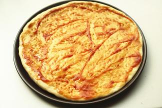 抹上披萨酱或者别的适合的酱汁，我用的番茄酱和牛排酱1:1混合，味道也很好。