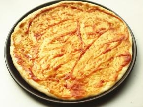 抹上披萨酱或者别的适合的酱汁，我用的番茄酱和牛排酱1:1混合，味道也很好。