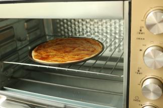 烤箱预热180度，放入胚子烤10分钟。