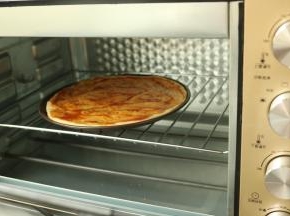 烤箱预热180度，放入胚子烤10分钟。