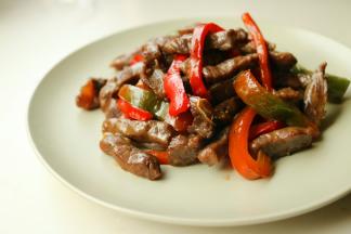 炒锅放油，下入洋葱爆香，下入牛柳滑炒，加蚝油调味，再加入青红椒丝炒一会，最后加入现磨黑胡椒碎即可。