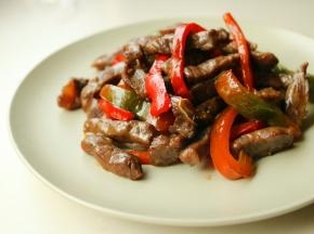 炒锅放油，下入洋葱爆香，下入牛柳滑炒，加蚝油调味，再加入青红椒丝炒一会，最后加入现磨黑胡椒碎即可。