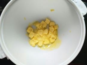黄油切小块，室温软化，能轻轻按下即可