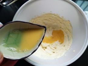 分2次加入鸡蛋液，搅打均匀再加第二次