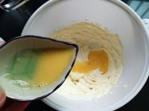分2次加入鸡蛋液，搅打均匀再加第二次