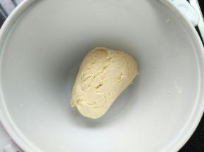 用刮刀翻拌均匀
