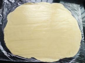 装入一次性保鲜袋，擀开3-5厚度，放冰箱冷冻10-15分钟，方便后面操作（冬天冷藏就可以