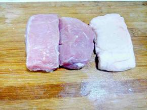 	肥瘦比例按3:7或4:6，看各人的喜欢选择。选用硬肋肉(五花肉)最佳。此菜关键在于制肉馅及炖制的火候。
 
