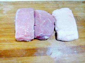 	肥瘦比例按3:7或4:6，看各人的喜欢选择。选用硬肋肉(五花肉)最佳。此菜关键在于制肉馅及炖制的火候。
 
