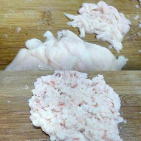 肥膘切成石榴米状，放入容器中。
 
