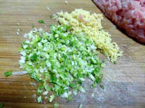 葱、姜切成细沫。