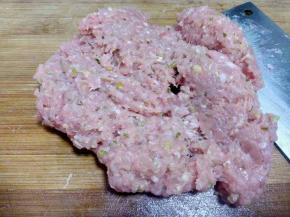 拌入切好的瘦肉粒中，稍翻斩几次，不要剁很细，粗粒状既可。注意细切粗斩的手法。
 
