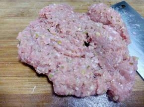 拌入切好的瘦肉粒中，稍翻斩几次，不要剁很细，粗粒状既可。注意细切粗斩的手法。
 
