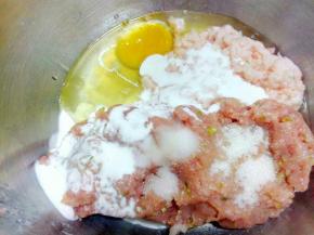 	加入鸡蛋一个、料酒、水淀粉，依个人口味加入糖、盐。
 