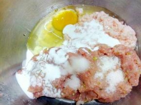 	加入鸡蛋一个、料酒、水淀粉，依个人口味加入糖、盐。
 