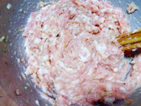 用几根筷子或手往一个方向搅拌上劲，加入剔好的蟹肉拌匀。
 
