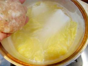 炉火开至小火，把滚好的肉圆放入。
 