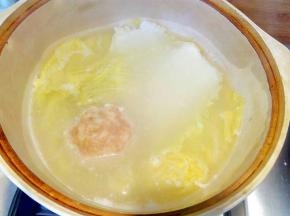 逐个排放在白菜上，白菜是为了肉圆沾锅底。
 
