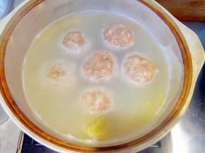 全部滚圆放入。配方里的肉量，我做了一百克多点每个，共6个。