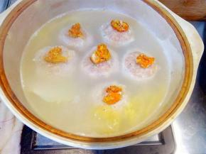 将蟹黄分别置于每只肉圆顶部，然后上盖白菜叶，是为了防止炖的过程中，蟹黄不会因为水汽滑落，肉圆顶部不干裂。烧沸后开微火焖2小时，上桌时揭去菜叶。
 
