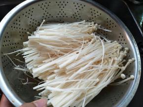 金针菇切掉尾部，洗干净，沥干水分
