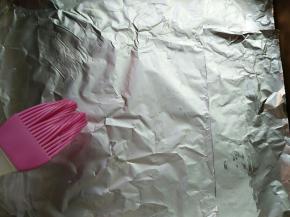 烤盘垫锡纸，刷一层玉米油