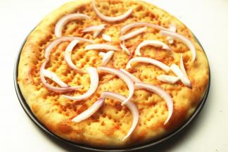 烤好的胚子拿出来，铺一些洋葱丝。