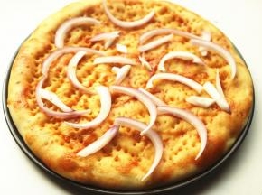 烤好的胚子拿出来，铺一些洋葱丝。