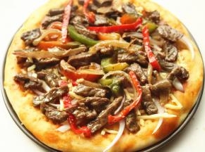 铺上刚才炒好的黑椒牛柳。