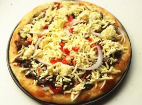 再铺上一些奶酪，表面撒一些青红椒做装饰。