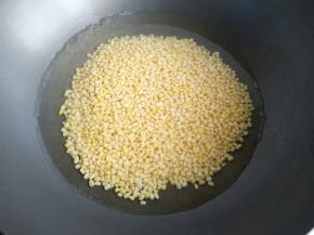 绿豆放锅里，加点水
