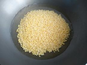 绿豆放锅里，加点水