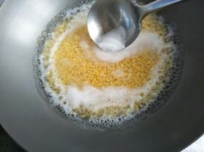大火煮开，撩去泡沫
