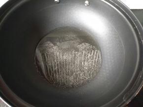 不粘锅里加入玉米油，全程小火加热