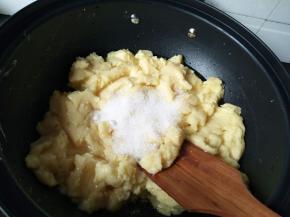 加入绿豆泥和细砂糖，不停的翻炒