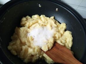 加入绿豆泥和细砂糖，不停的翻炒