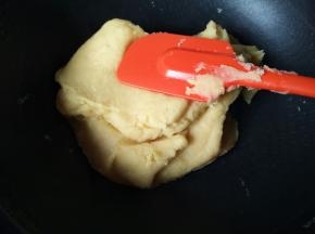 炒到能成团，全程小火不停的炒