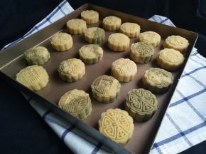 模具里装入绿豆泥，在烤盘里按压出来