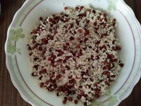 糯米和红豆一起泡水3―5个小时，洗干净沥干水份