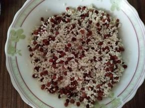 糯米和红豆一起泡水3―5个小时，洗干净沥干水份